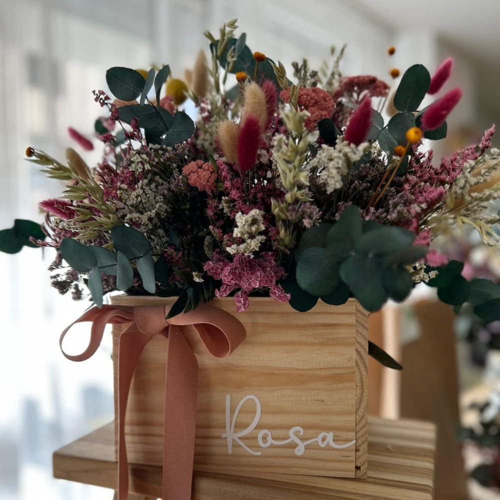 Caja floral en madera con flores preservadas