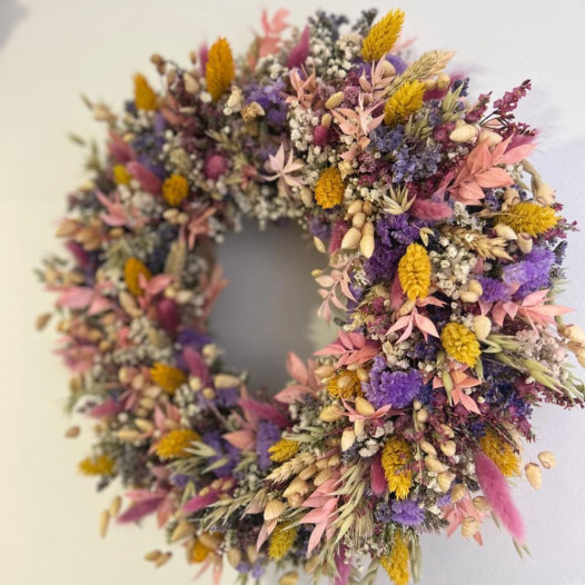 Corona de flores secas decorativa