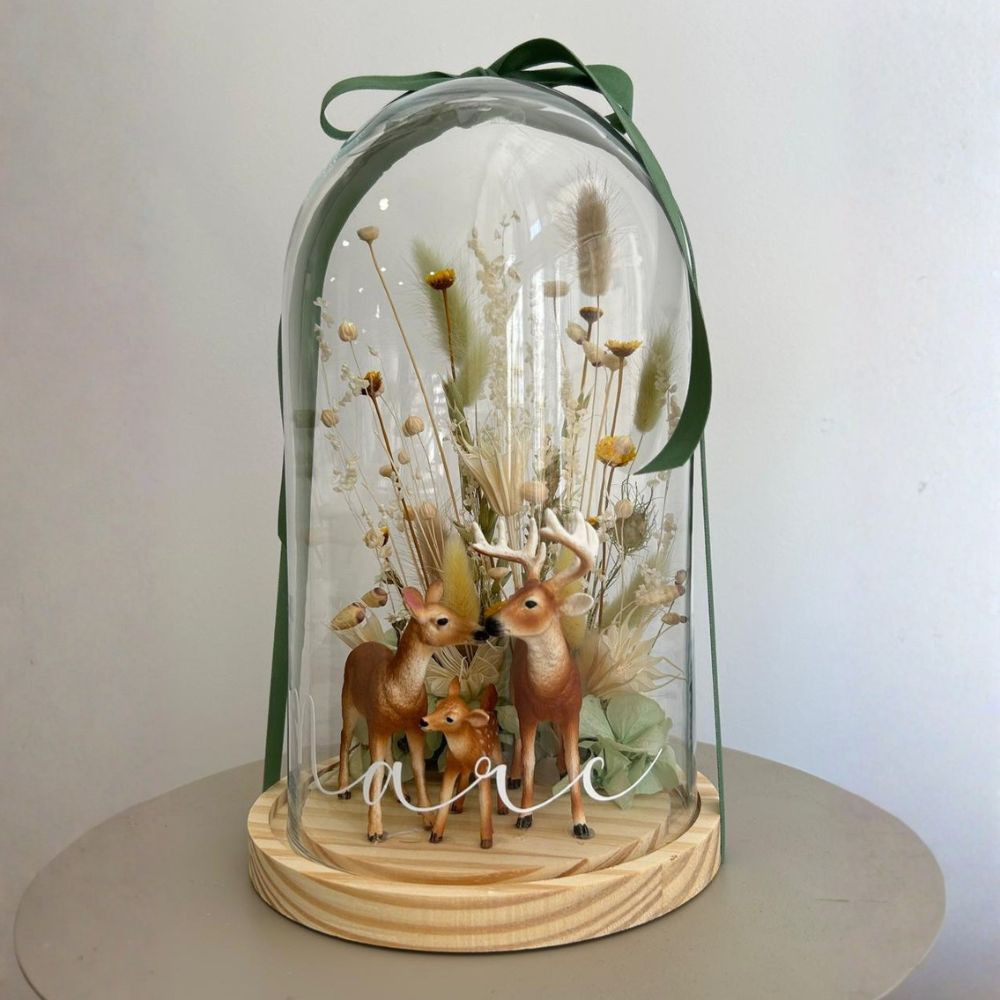 Cúpula floral con figura de animal