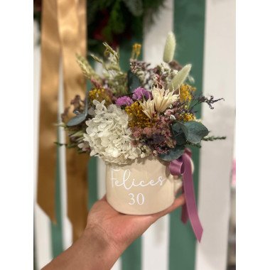 Taza de cerámica con flores ( ese entra en los jarrones más económicos)