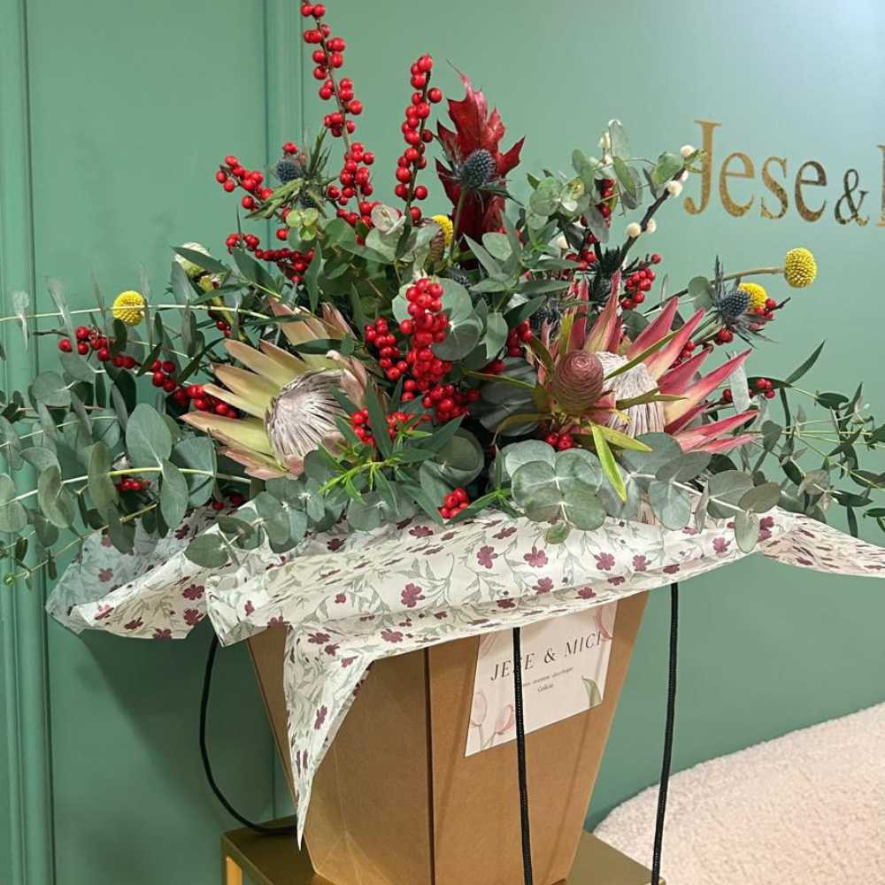 Ramo de flores especial con protea e ilex | Jese&Mici