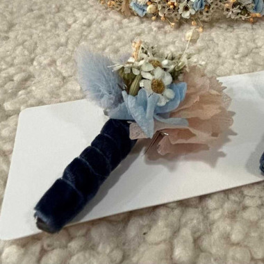 Boutonnière de flores preservadas para comunión y boda | Jese & Mici