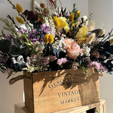 Caja vintage con flores preservadas y secas